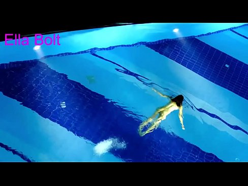 ❤️ मी पाहणे थांबवू शकत नाही, तरुण गोरा ELLA BOLT रिसॉर्ट पूलमध्ये नग्न पोहताना पकडला गेला लिंग ❌️❤